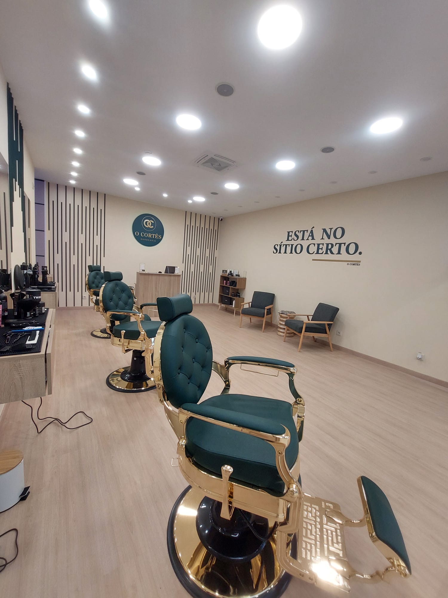 Interior da barbearia O Cortes